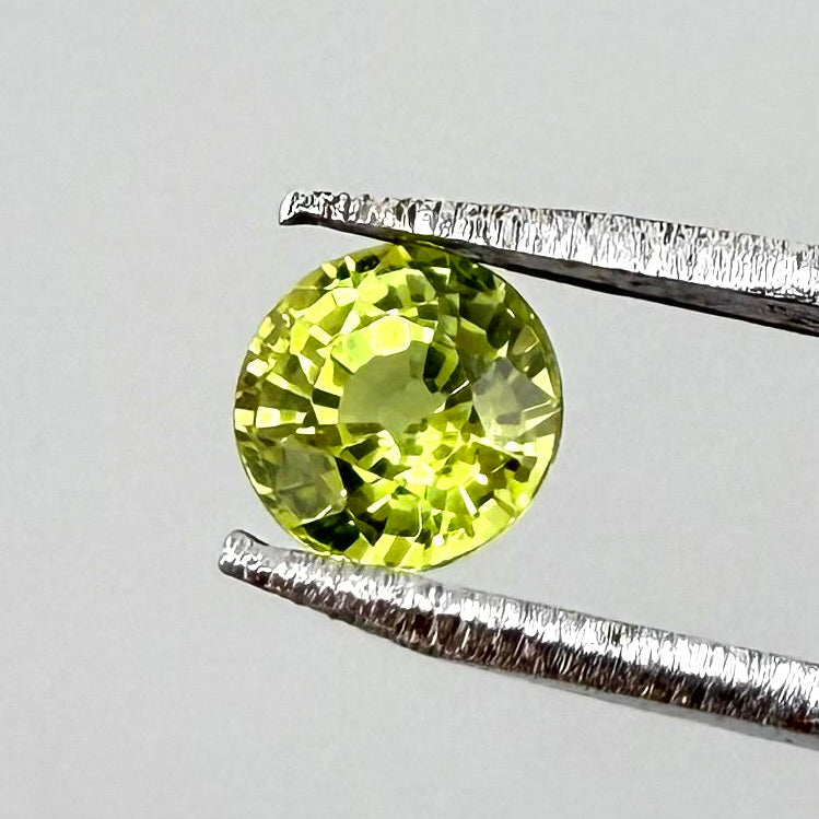 Greenish Yellow Sapphire Round 0,4 Ct