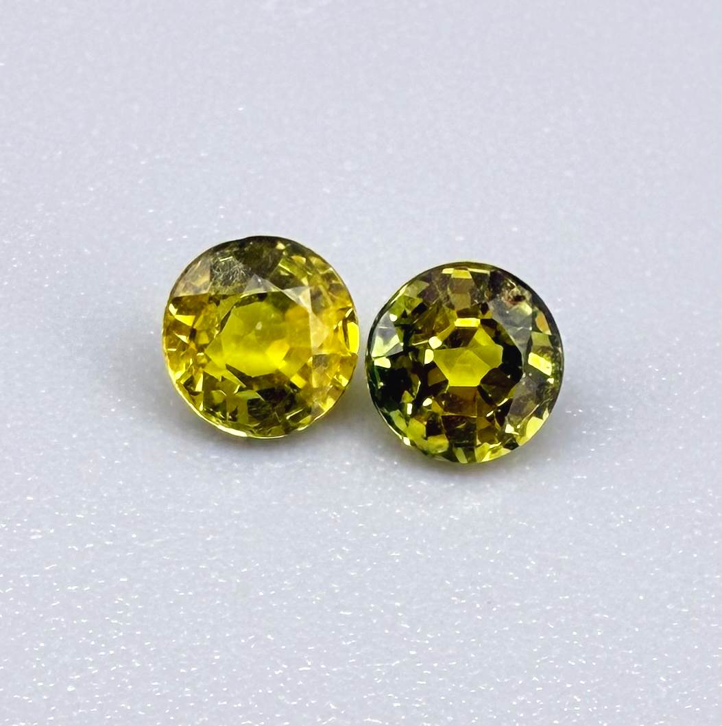 0.96 ct natural yellow sapphire set from Bangkaja, round cut stones.