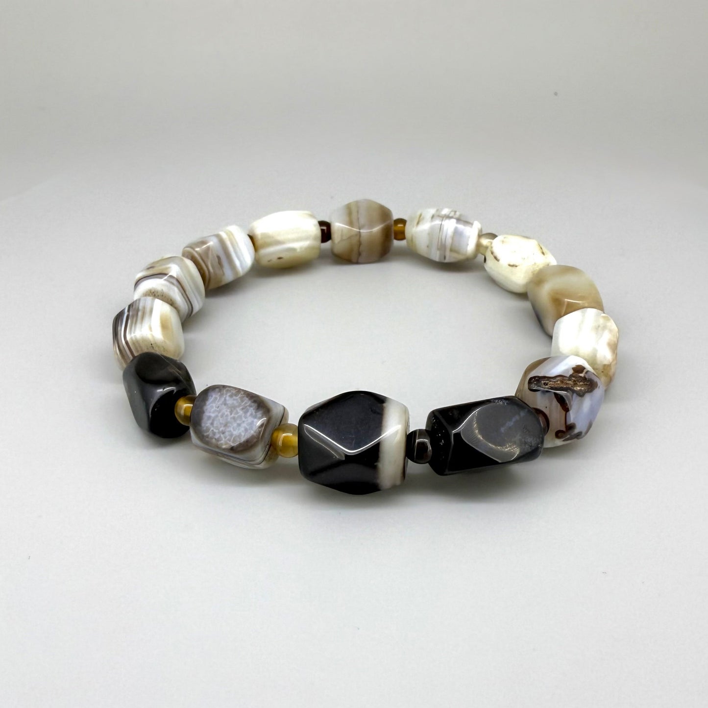 Agate beaded bracelet, 19cm, polished irregular beads in beige, brown, and black tones on elastic stretch band.