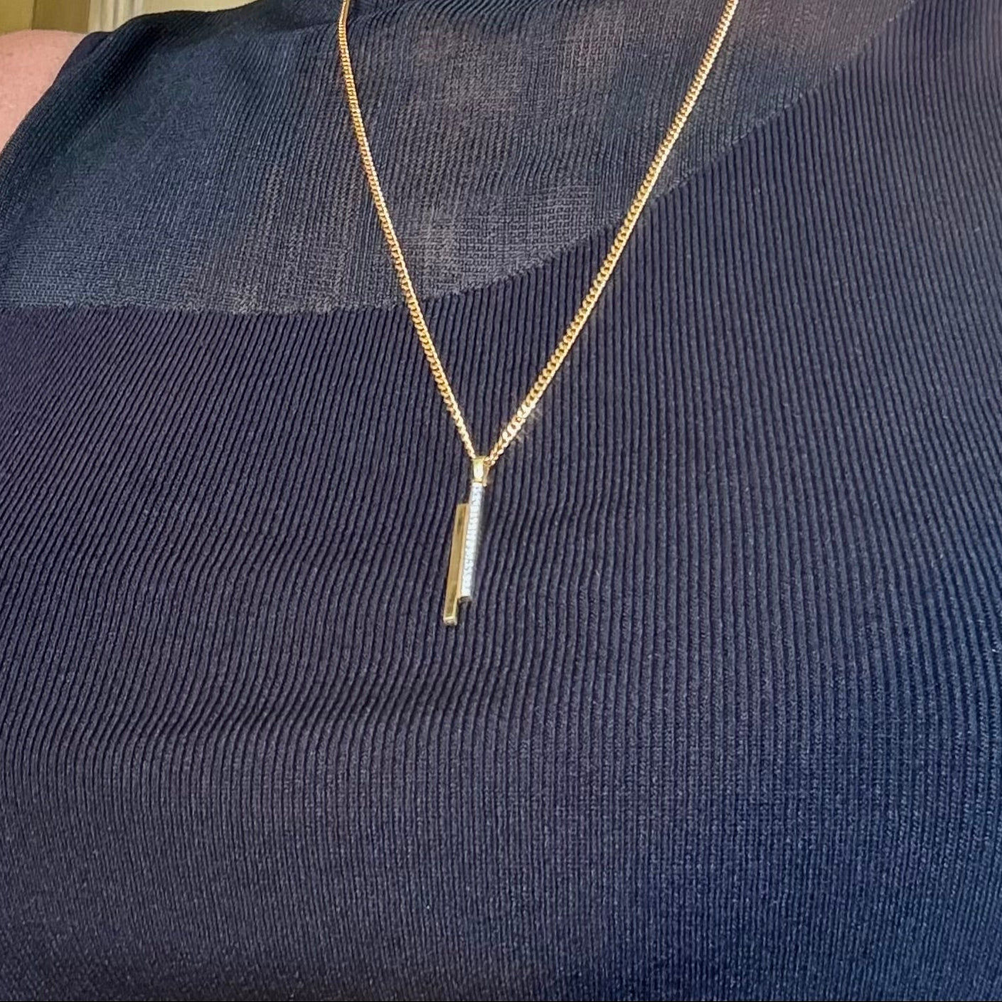 9K gold bar pendant with 17 diamonds, approx. 0.08 ct, elegant pre-loved design, timeless and refined.