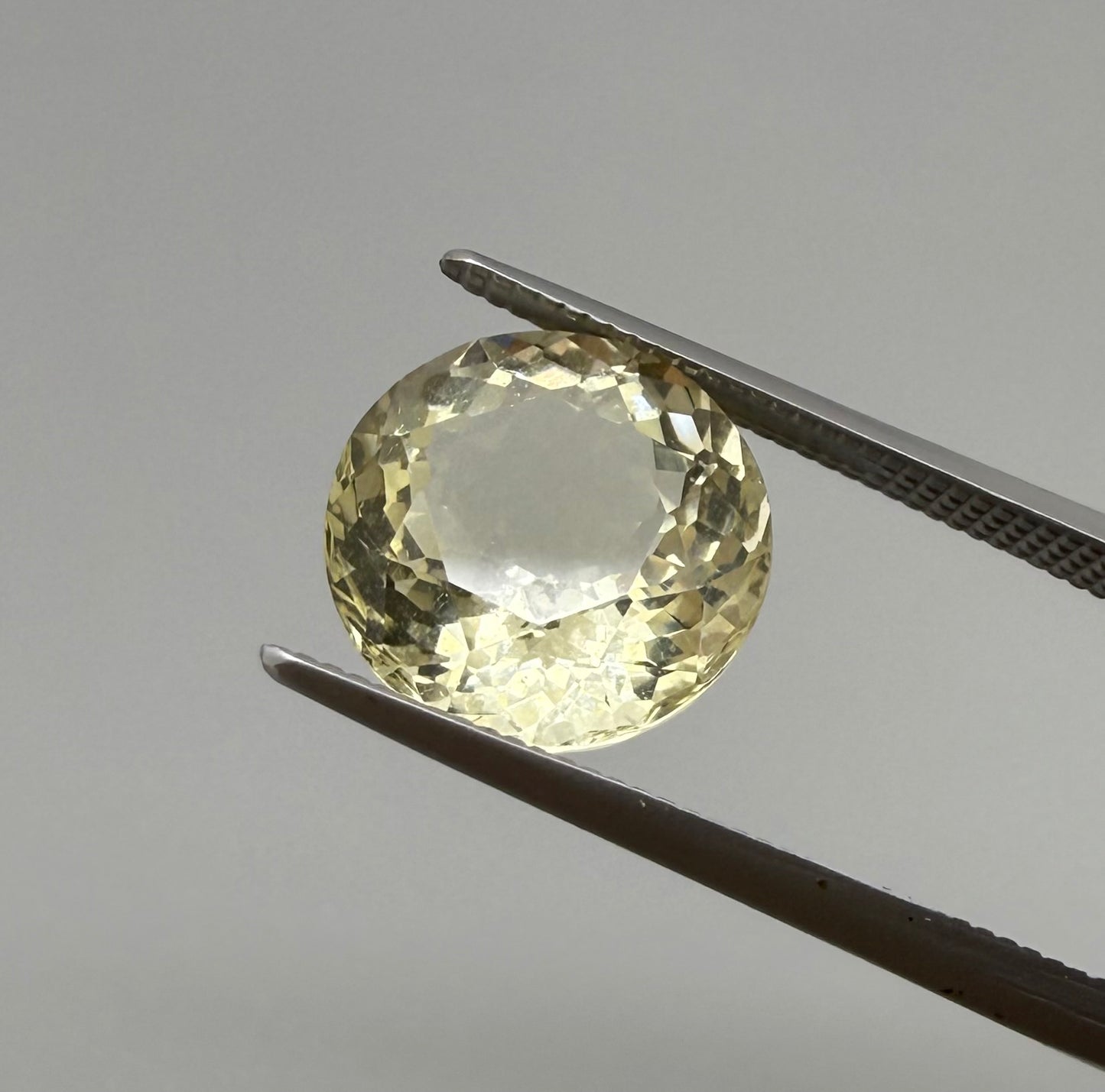 Champagne-Golden Scapolite Round 3.95 Ct