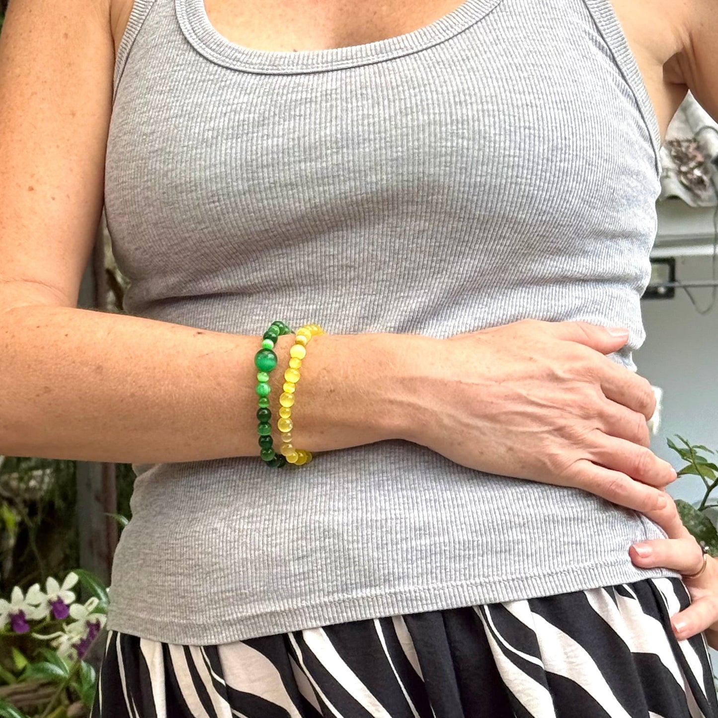 Yellow cat’s eye beaded bracelet, 18cm, shimmering yellow beads with brown accent stones on elastic stretch band.