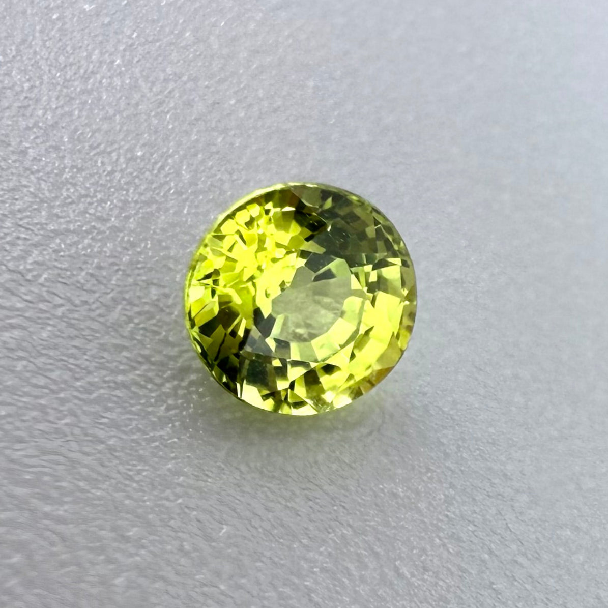 Greenish Yellow Sapphire Round 0,4 Ct