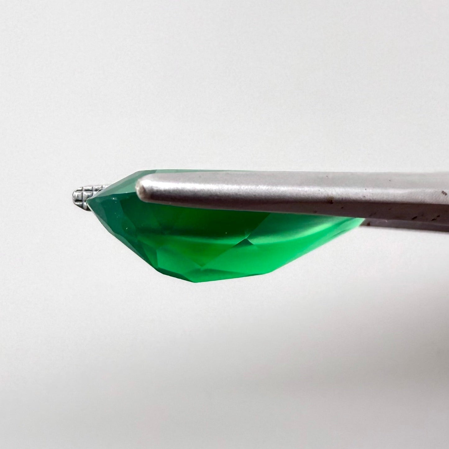 Vibrant Green Chalcedony Pendeloque 4.93 Ct