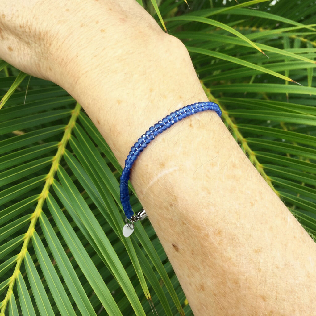 19 cm beaded bracelet with faceted round blue quartz beads in muted sky-blue, finished with a lobster clasp.