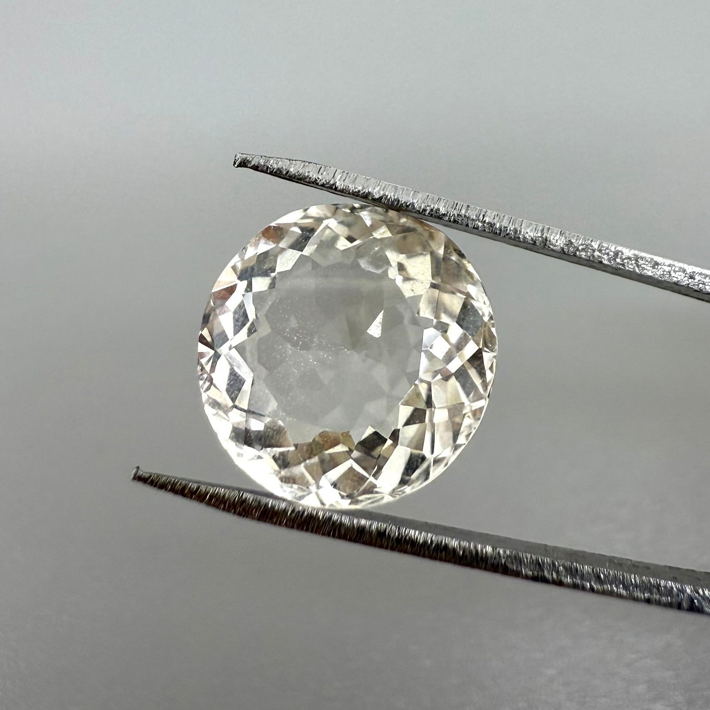 Very Pale Champagne Quartz Round 4.27 Ct