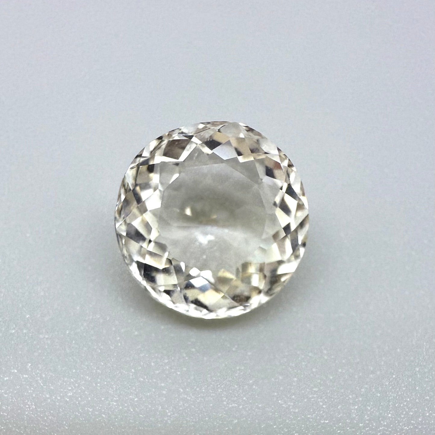 Very Pale Champagne Quartz Round 4.27 Ct