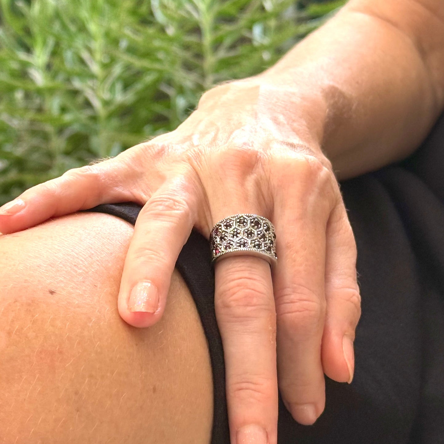 Rhodolite band ring in white gold plated sterling silver, featuring faceted rose-violet gemstones in a wide design, elegant and feminine style.