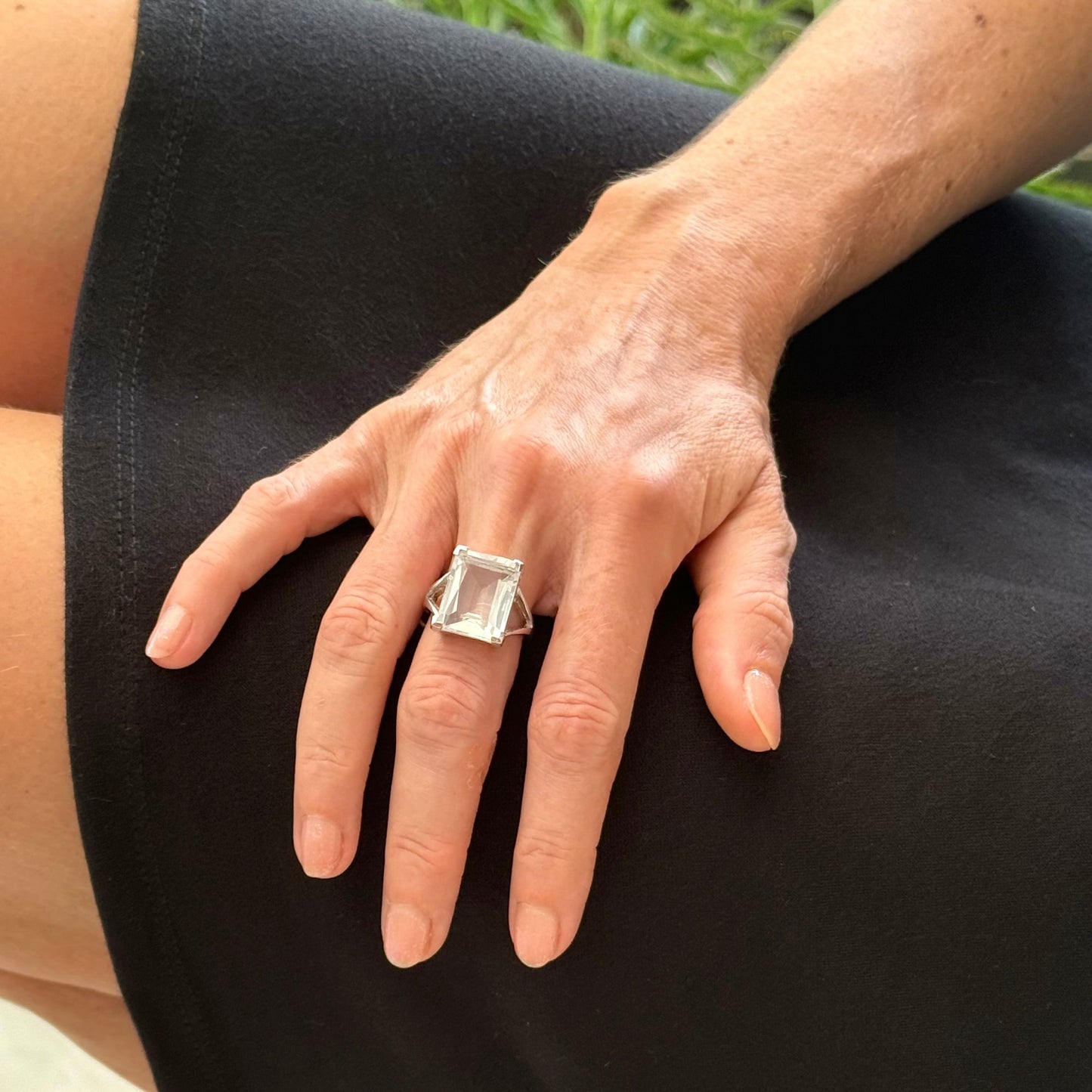 White quartz ring in white gold plated sterling silver, featuring a faceted clear gemstone with brilliant reflections, elegant and timeless design.