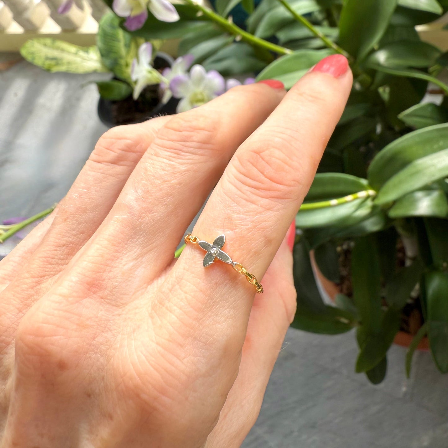 23k gold chain-link ring with 0.035 ct diamond — delicate, flexible design in size 53.