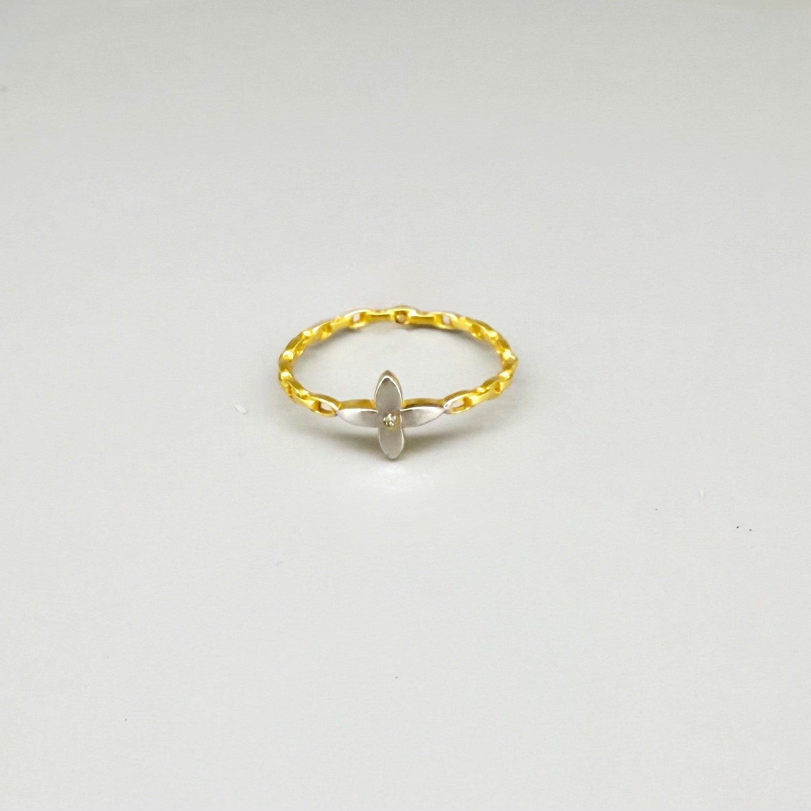 23k gold chain-link ring with 0.035 ct diamond — delicate, flexible design in size 53.