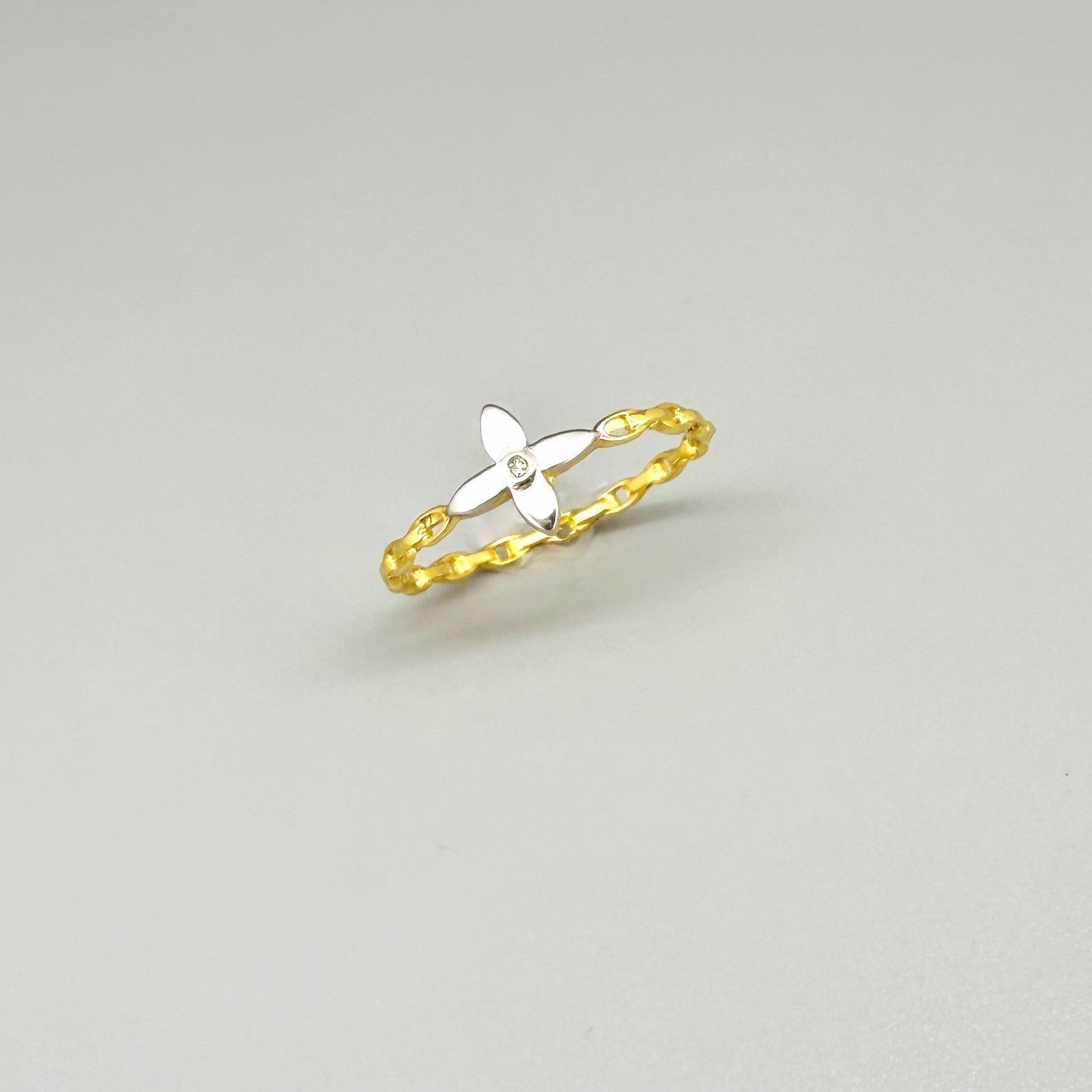 23k gold chain-link ring with 0.035 ct diamond — delicate, flexible design in size 53.
