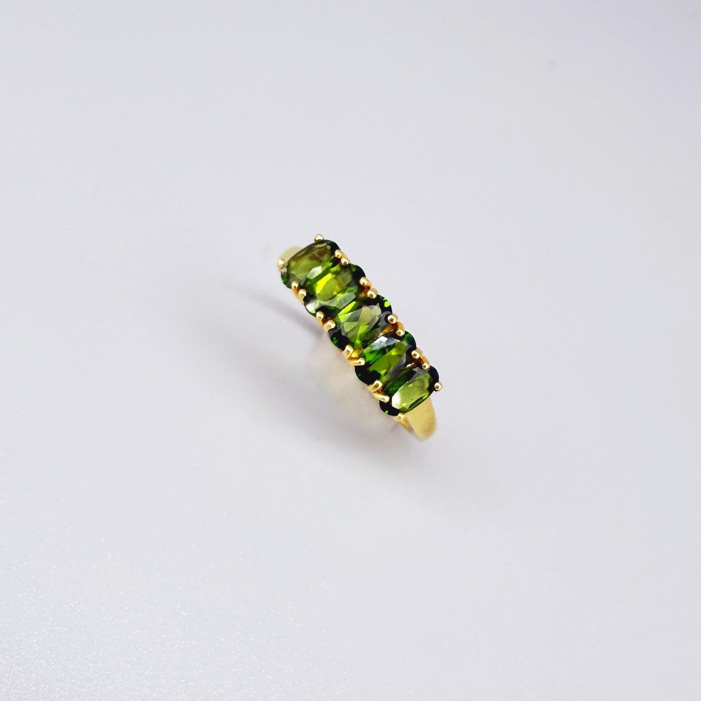 23k gold ring with 1.09 ct natural chrome diopside in vivid green, size 53.