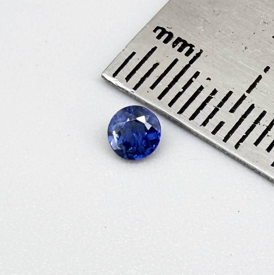 Oval rich medium blue sapphire from Bangkaja, Thailand, with vivid natural blue color and bright brilliance.