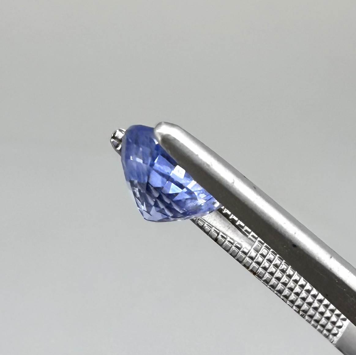 Light cornflower blue sapphire from Sri Lanka in oval cut with bright brilliance and natural transparent crystal structure.