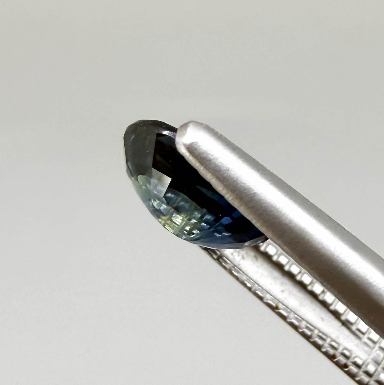 Heated blue sapphire from Mambila Nigeria oval cut 0.85 ct with vivid teal-blue flashes and brilliant natural luster