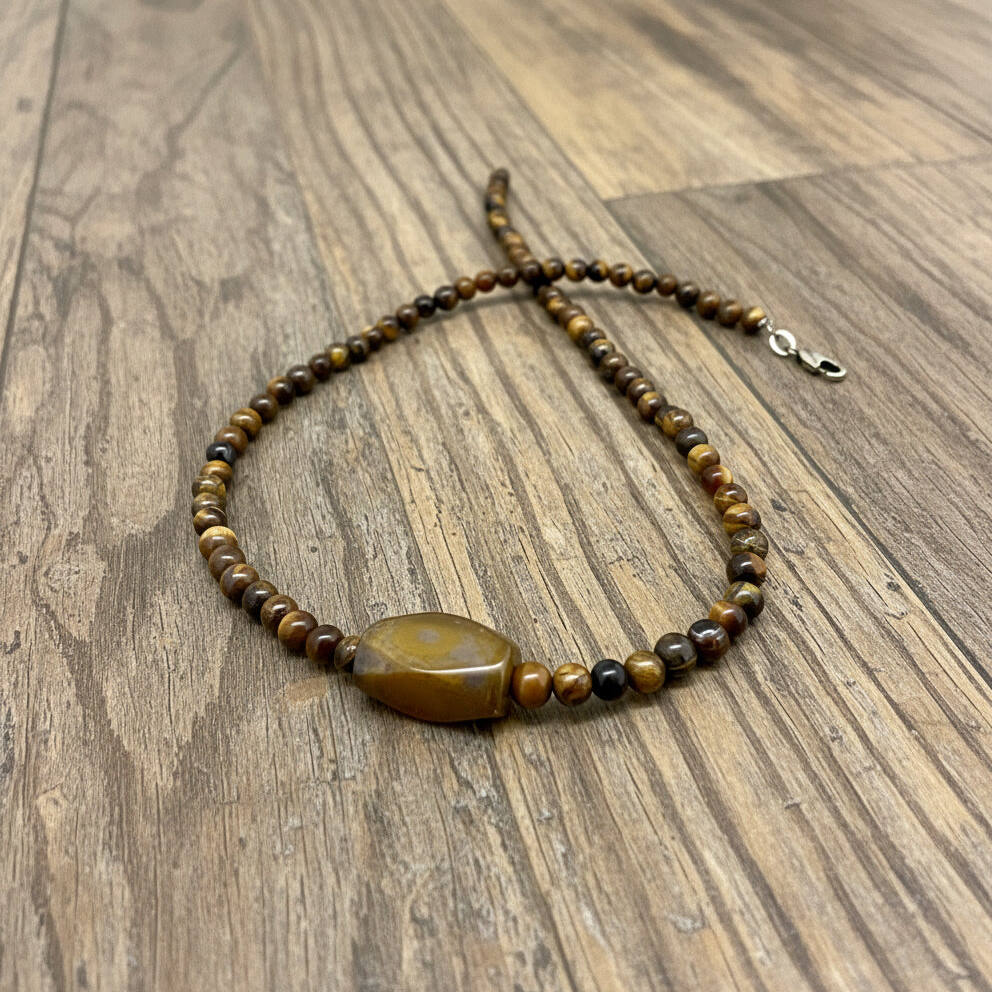 Tiger’s eye beaded necklace, 20 cm / 7.9 in long, featuring golden-brown stones and a central oval tiger’s eye bead.