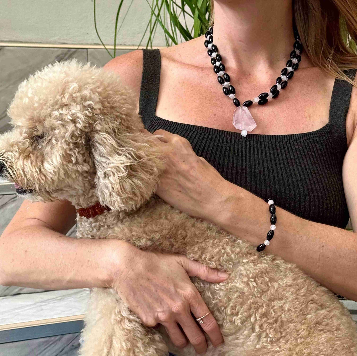 Rose quartz and onyx jewelry set with necklace (44 cm / 17.3 in) and bracelet (18 cm / 7.1 in), featuring polished pink and black gemstones.