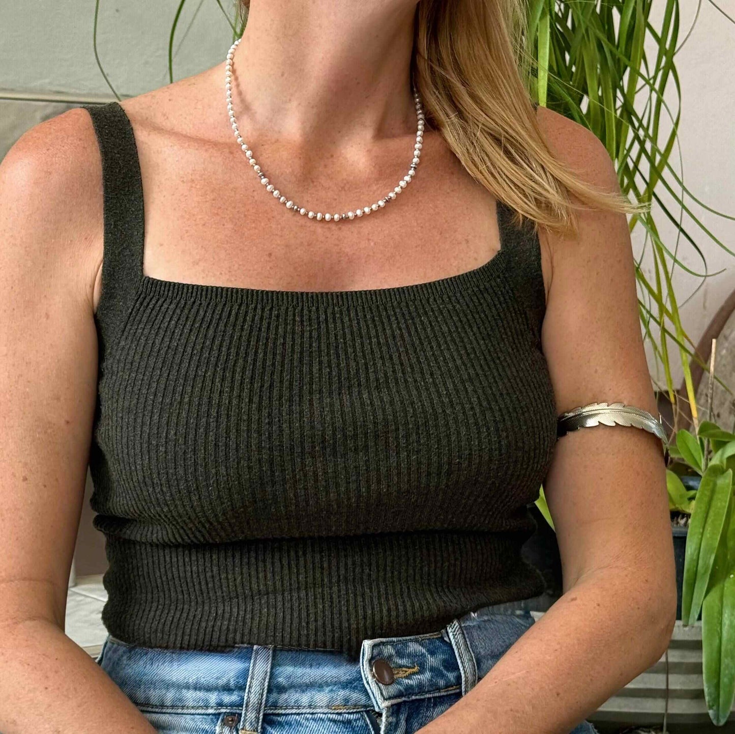 Cultivated Pearl and hematite necklace, 46 cm / 18.1 in long, featuring alternating white pearls and metallic grey hematite beads.