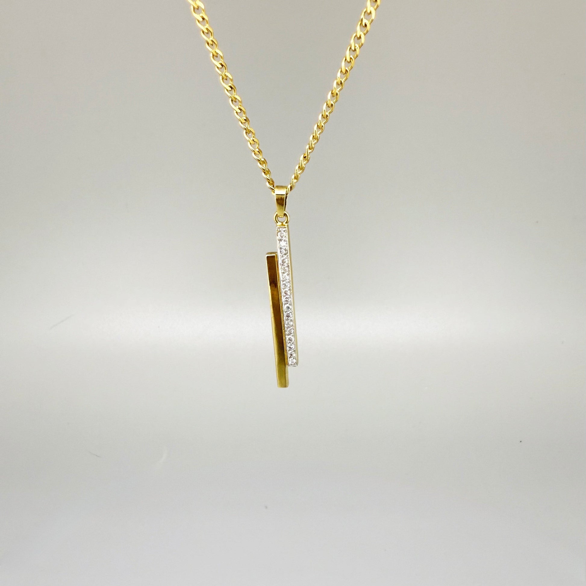 9K gold bar pendant with 17 diamonds, approx. 0.08 ct, elegant pre-loved design, timeless and refined.