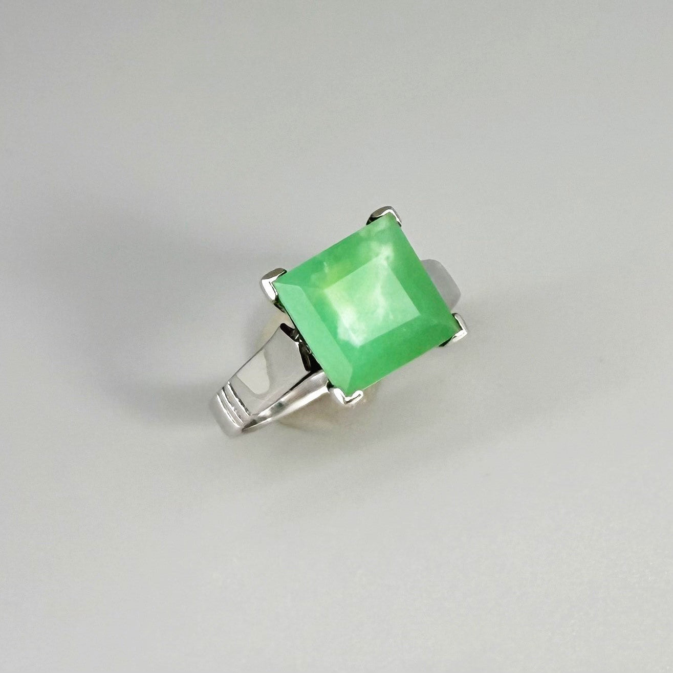 Green quartz ring in white gold plated sterling silver, featuring a square-cut translucent green gemstone with bright, natural brilliance, elegant modern design.