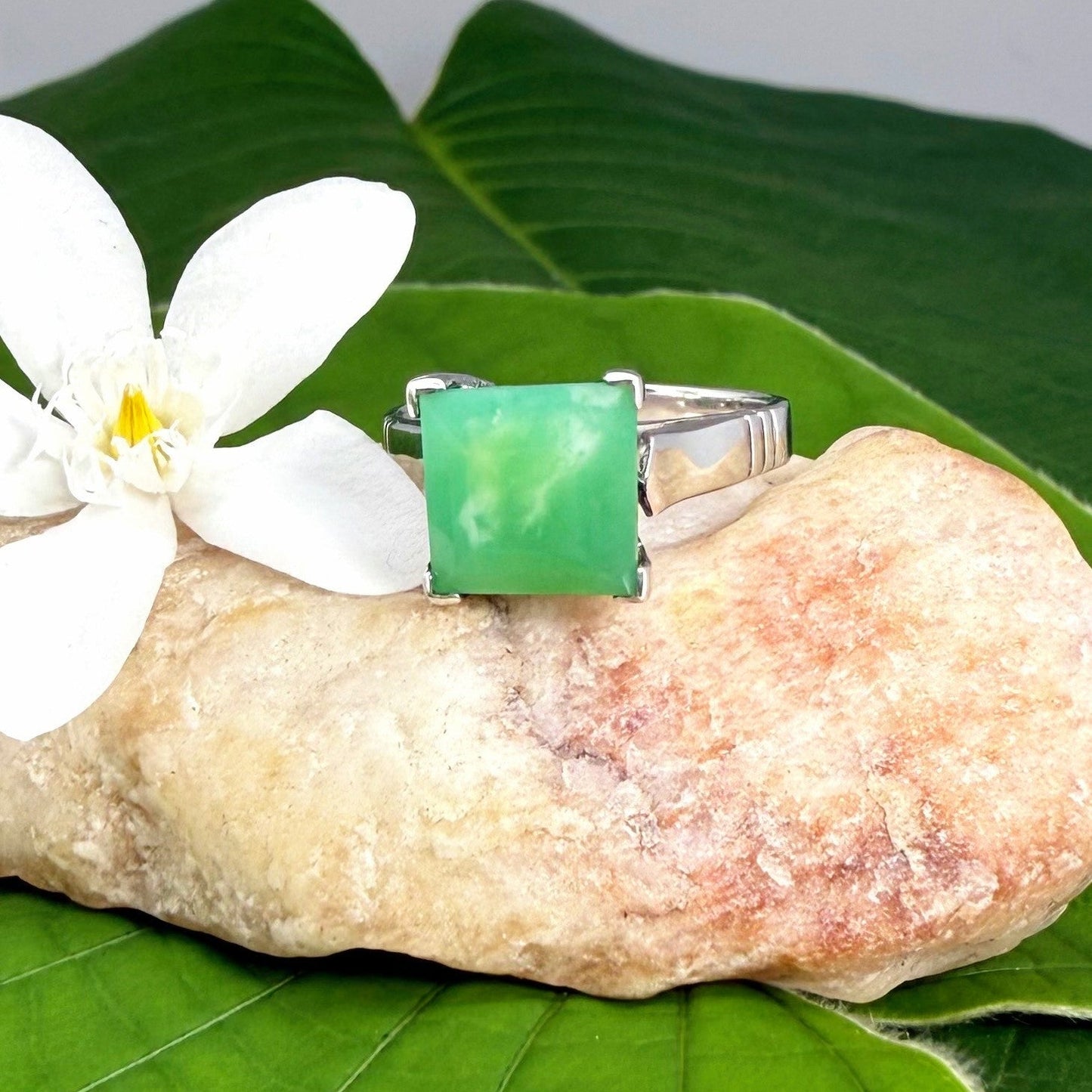 Green quartz ring in white gold plated sterling silver, featuring a square-cut translucent green gemstone with bright, natural brilliance, elegant modern design.
