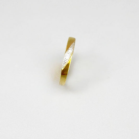 Pre-loved 14k gold ring with two natural diamonds in a minimalist, timeless design.