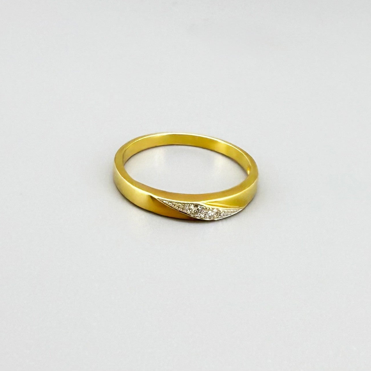 Pre-loved 14k gold ring with two natural diamonds in a minimalist, timeless design.