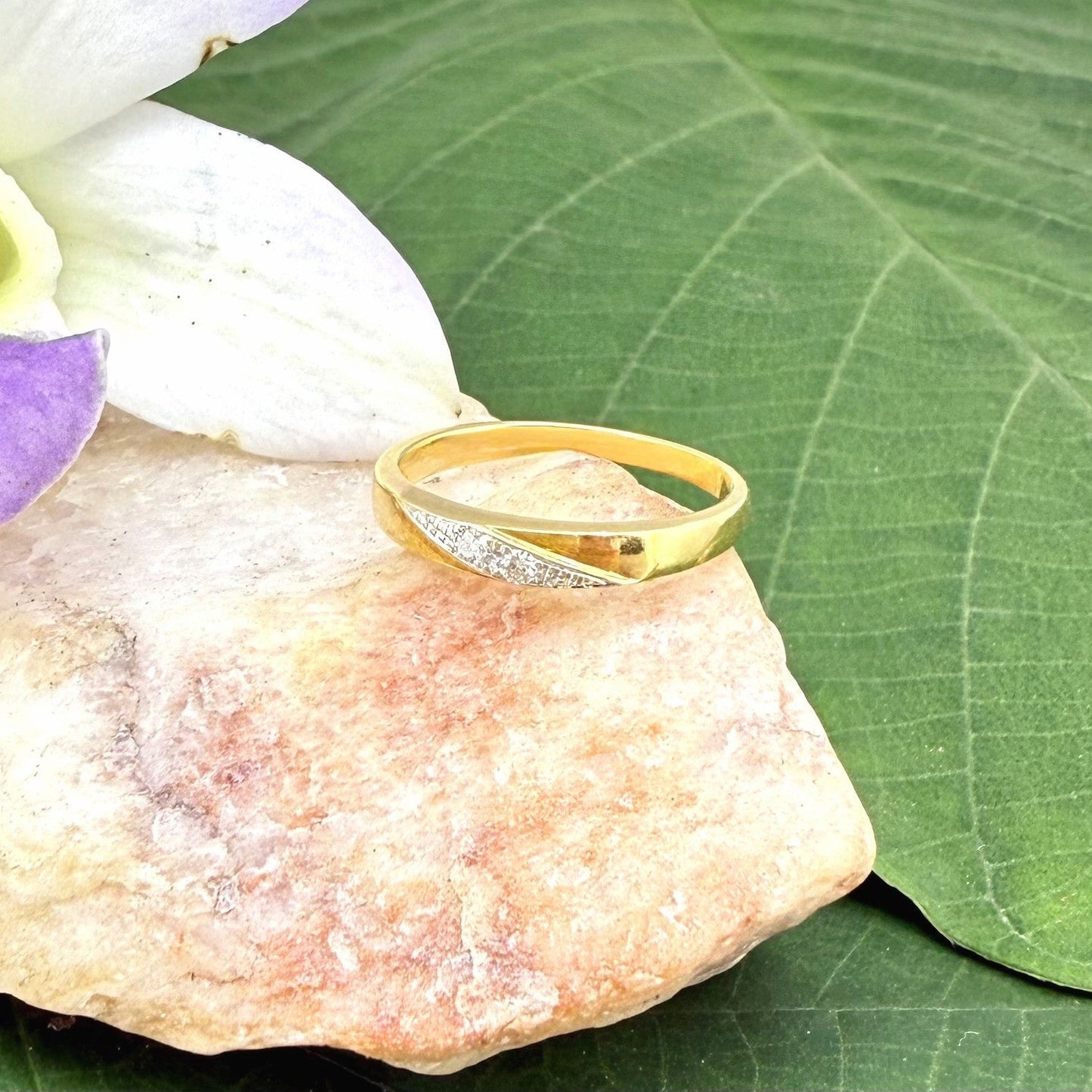 Pre-loved 14k gold ring with two natural diamonds in a minimalist, timeless design.