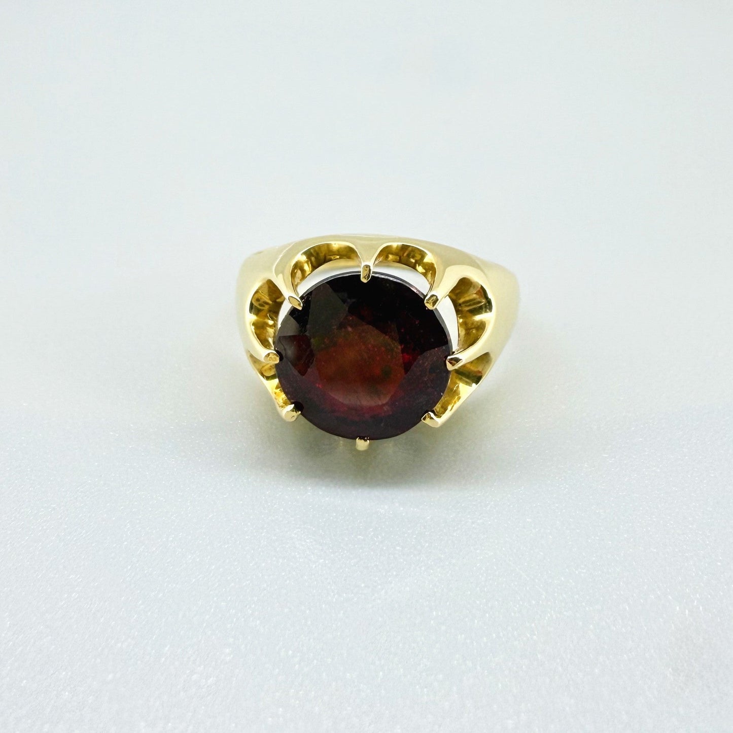 14k gold ring with 4.41 ct Thai garnet, deep red round-cut gemstone in pre-loved condition, size 52.