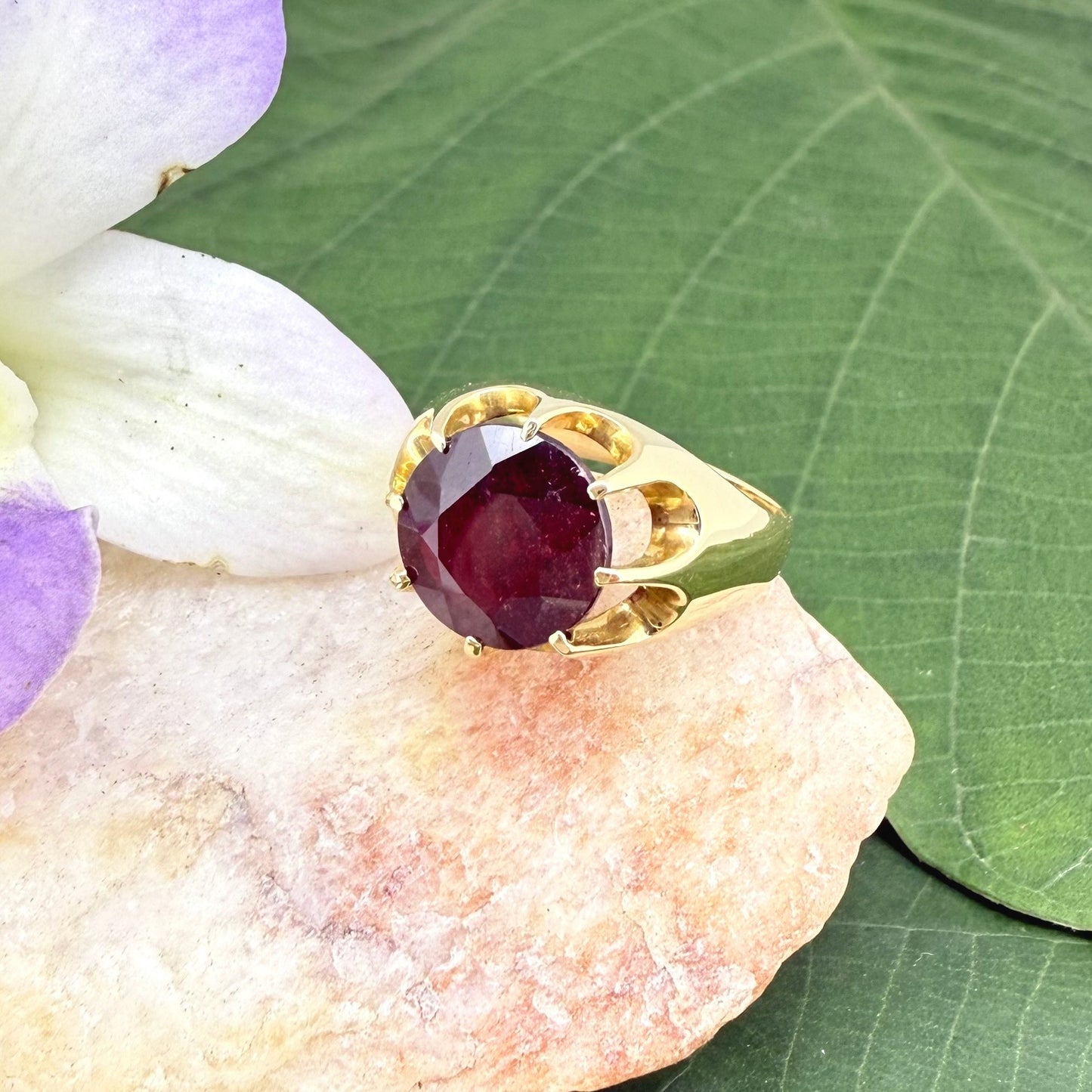 14k gold ring with 4.41 ct Thai garnet, deep red round-cut gemstone in pre-loved condition, size 52.