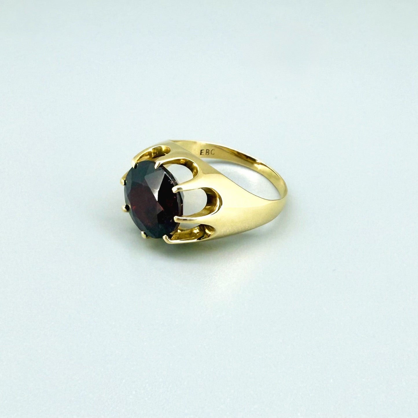 14k gold ring with 4.41 ct Thai garnet, deep red round-cut gemstone in pre-loved condition, size 52.