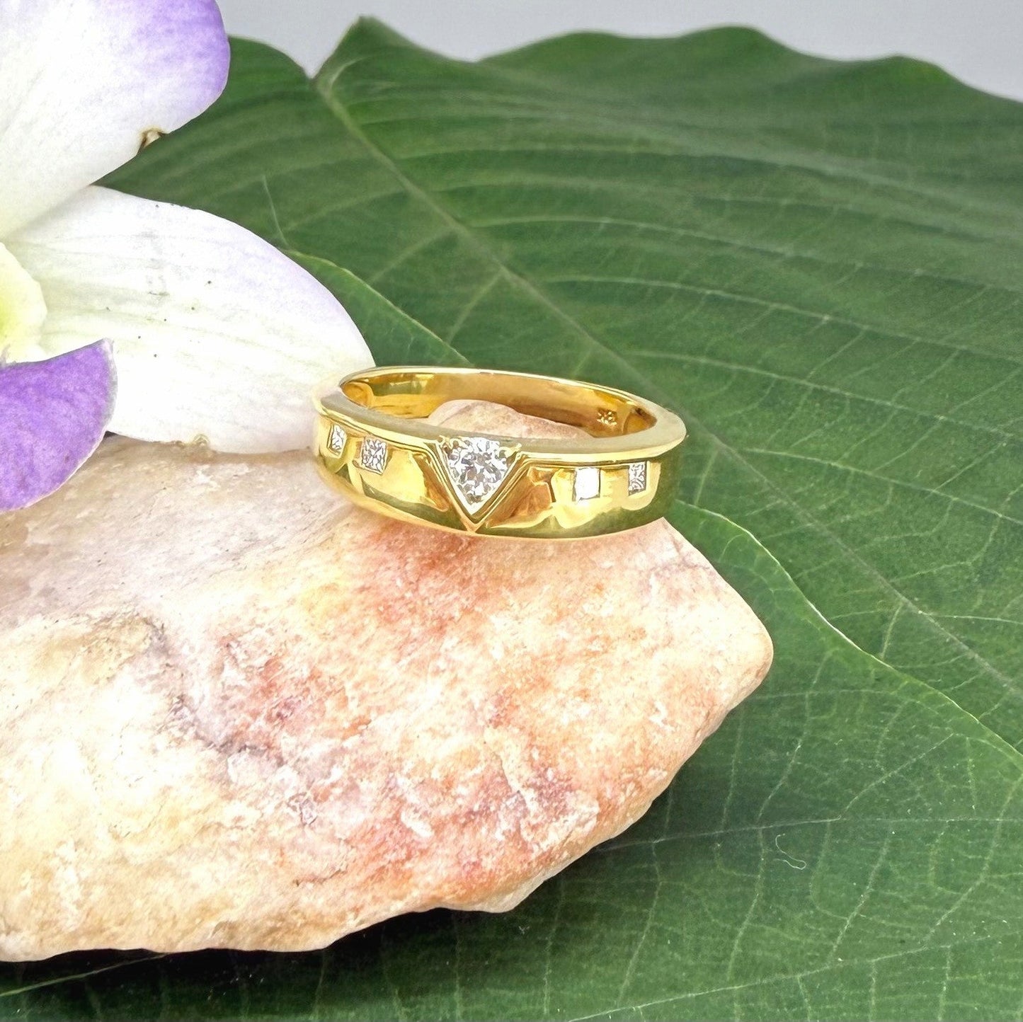 18k gold ring with 0.16 ct diamonds in a modern inset design, pre-loved, size 54.