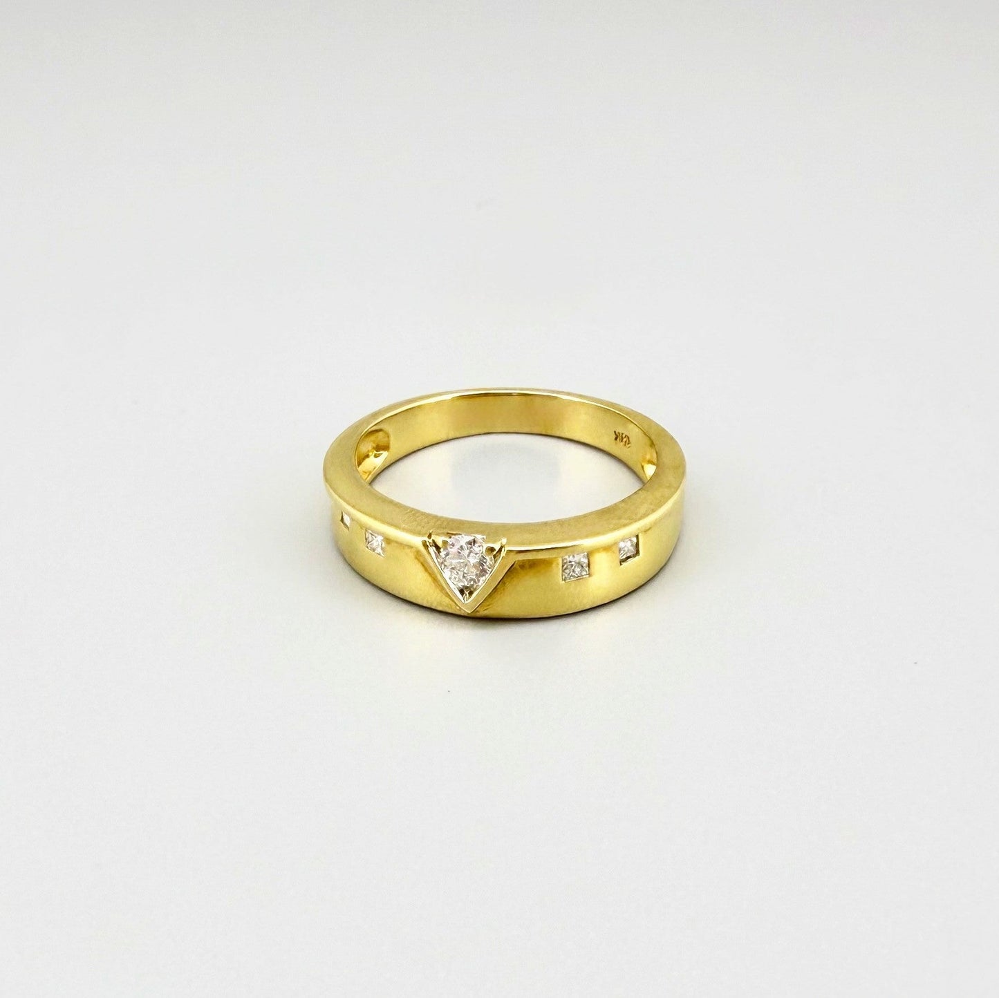 18k gold ring with 0.16 ct diamonds in a modern inset design, pre-loved, size 54.