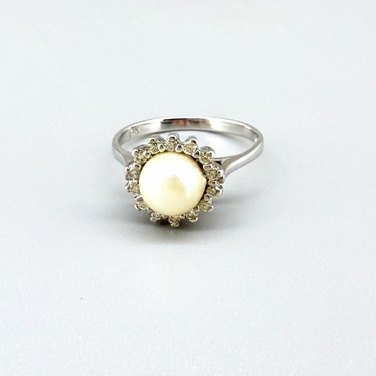 14k white gold ring with cultured pearl and 15 diamonds, elegant classic design, size 50.