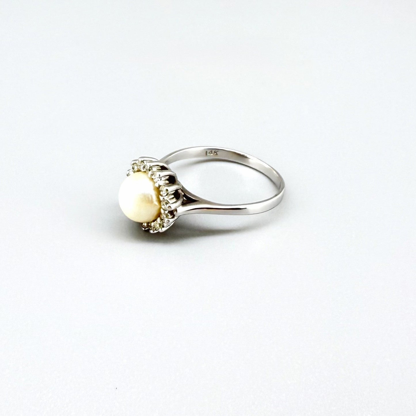 14k white gold ring with cultured pearl and 15 diamonds, elegant classic design, size 50.