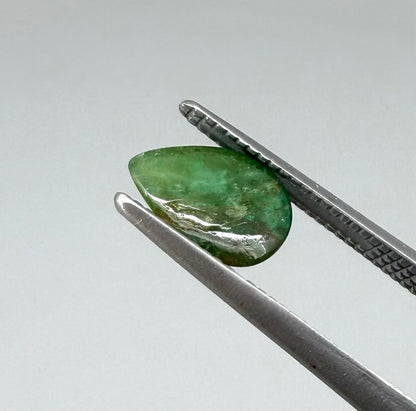 0.82 ct natural untreated emerald from Zambia, one side polished and the other cabochon-shaped.