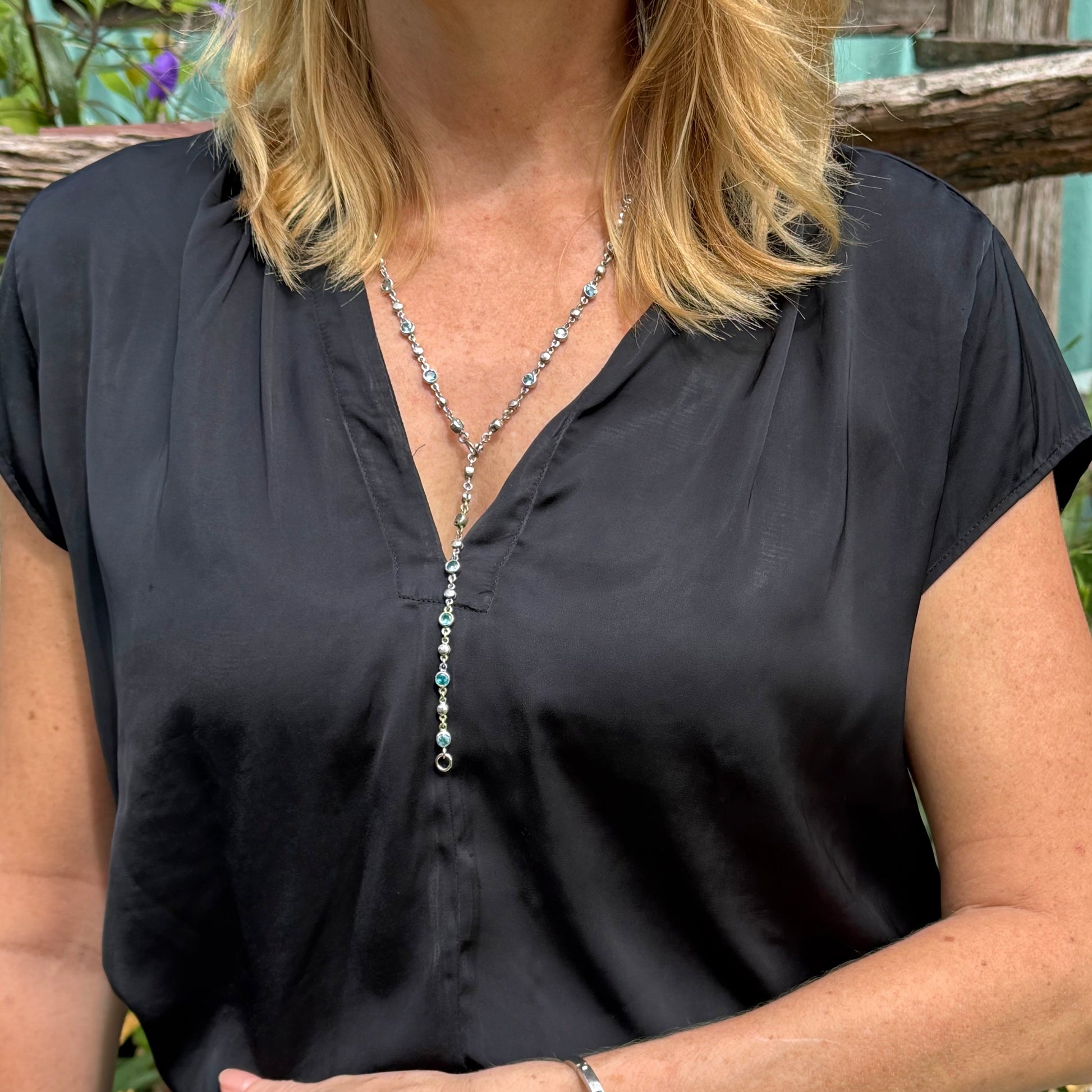 Handcrafted zircon necklace (19 ct) with adjustable loop clasp, wearable along the back or décolleté, white-gold-plated silver.