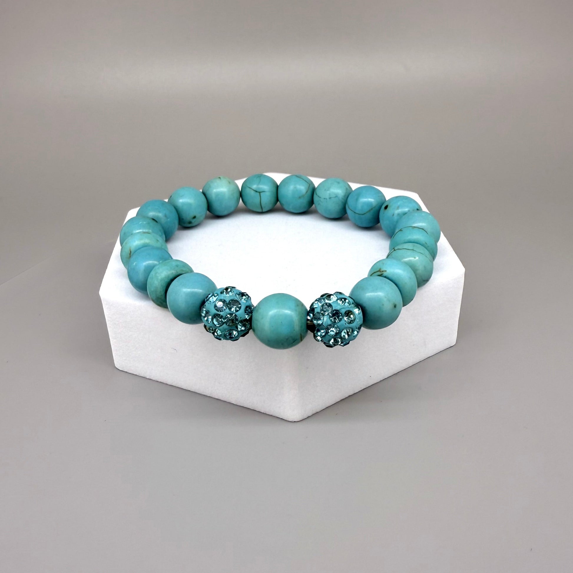 Howlite beaded bracelet, 18cm, white gemstone beads with grey veining and two sparkling accent beads on elastic stretch band.