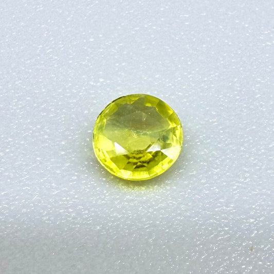 0.18 ct natural yellow sapphire from Bangkaja, round cut.