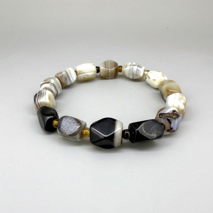 Agate beaded bracelet, 19cm, polished irregular beads in beige, brown, and black tones on elastic stretch band.