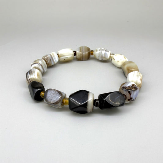 Agate beaded bracelet, 19cm, polished irregular beads in beige, brown, and black tones on elastic stretch band.