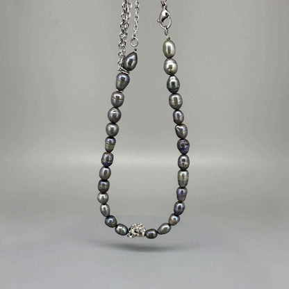 Cultured pearl necklace, 43 cm / 17 in long, with soft grey pearls and a central silver accent bead.