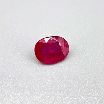 1.87 ct natural pink-red ruby from Mozambique, oval cut.