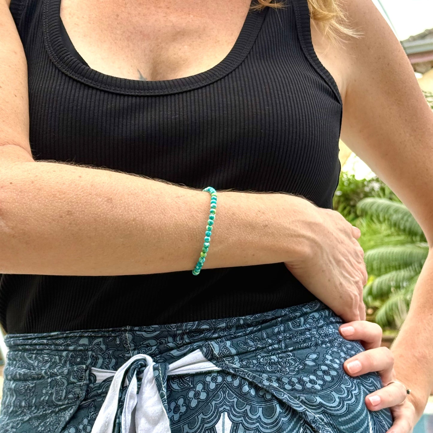 Jade beaded bracelet, 18cm, gemstone beads in turquoise, yellow, and white tones on elastic stretch band.