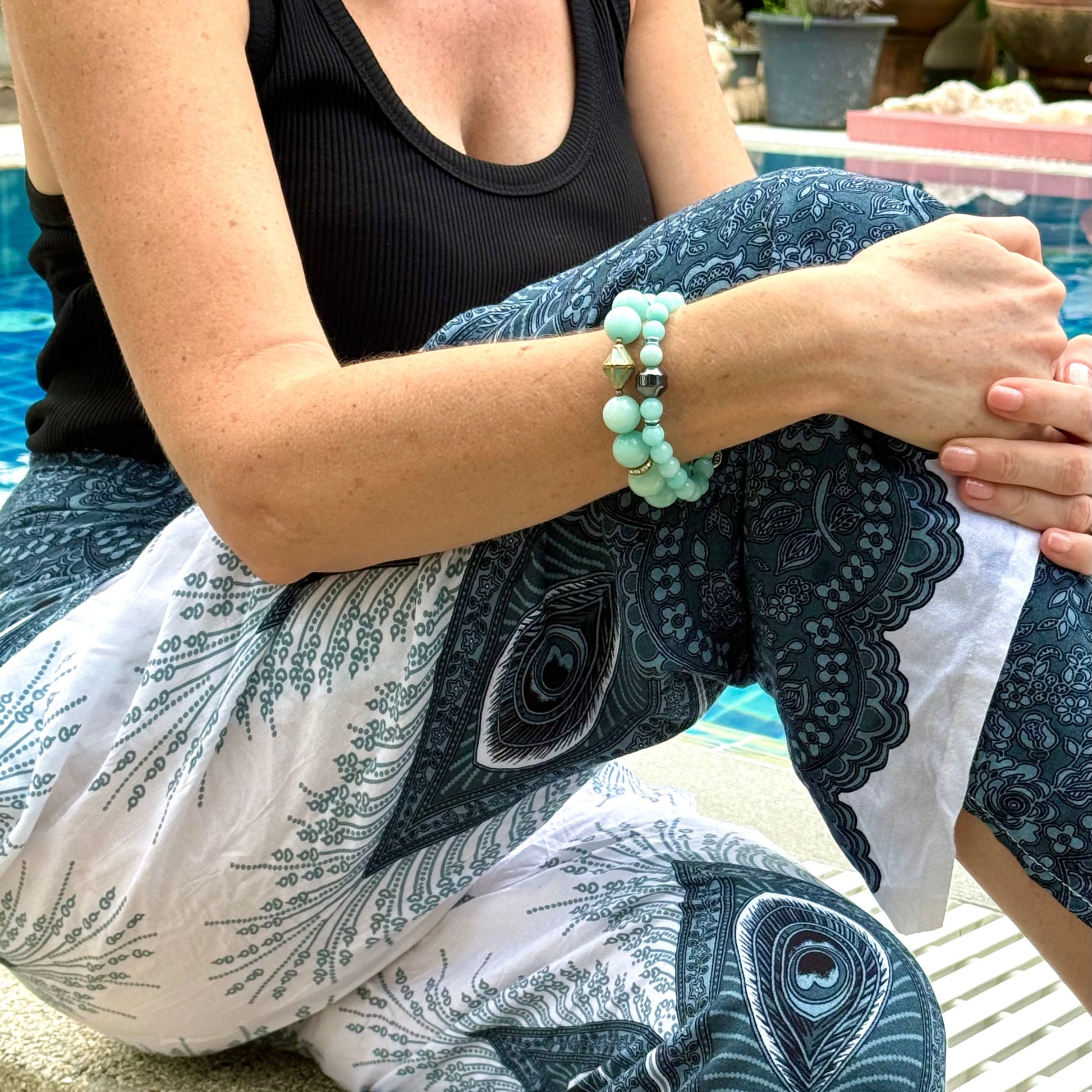 Agate beaded bracelet, 19cm, aqua-blue gemstone beads with decorative medallion accent on elastic stretch band.