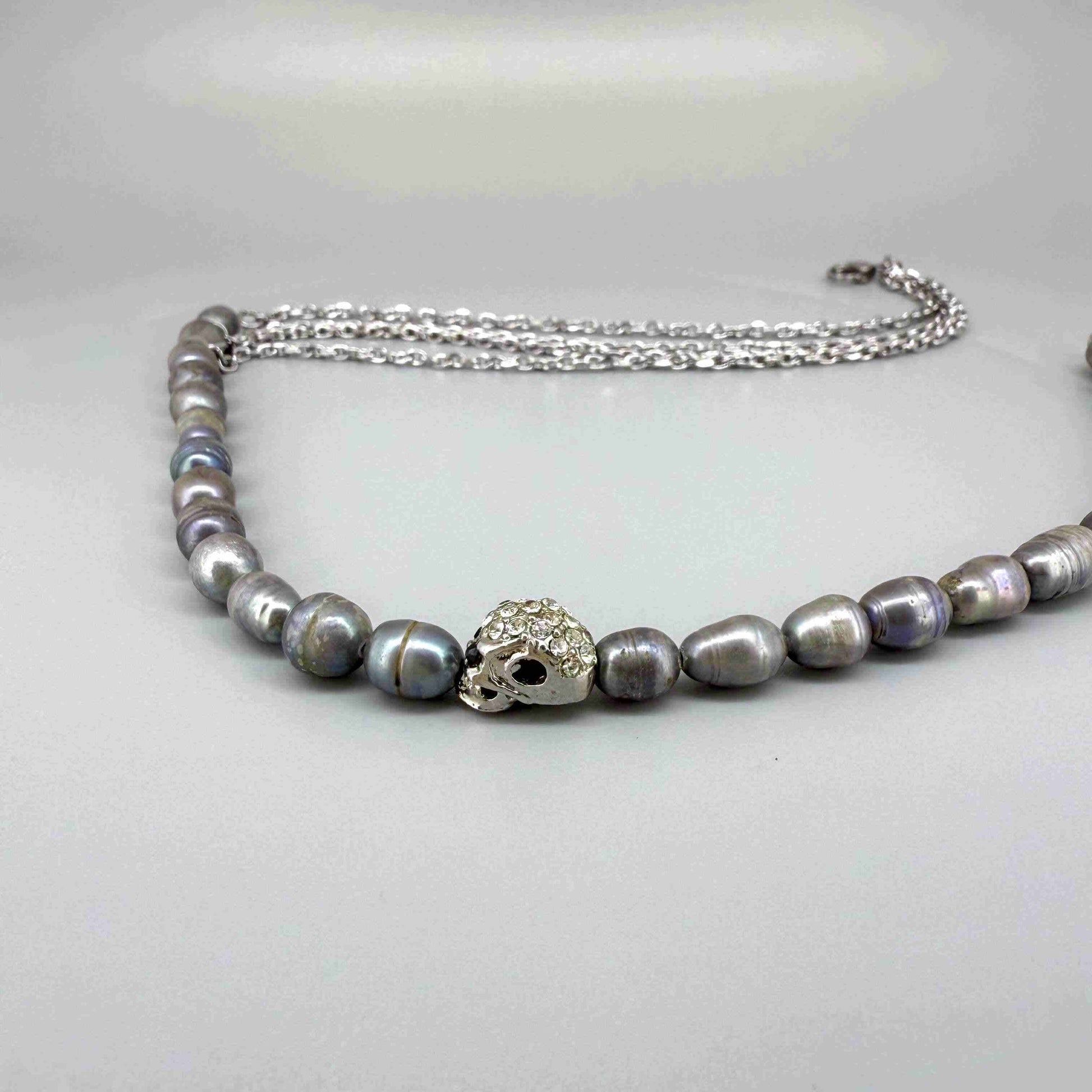 Cultured pearl necklace, 43 cm / 17 in long, with soft grey pearls and a central silver accent bead.
