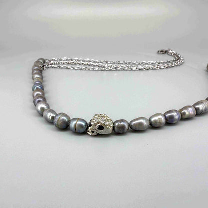 Cultured pearl necklace, 43 cm / 17 in long, with soft grey pearls and a central silver accent bead.