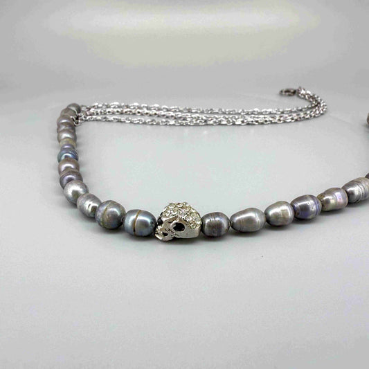 Cultured pearl necklace, 43 cm / 17 in long, with soft grey pearls and a central silver accent bead.
