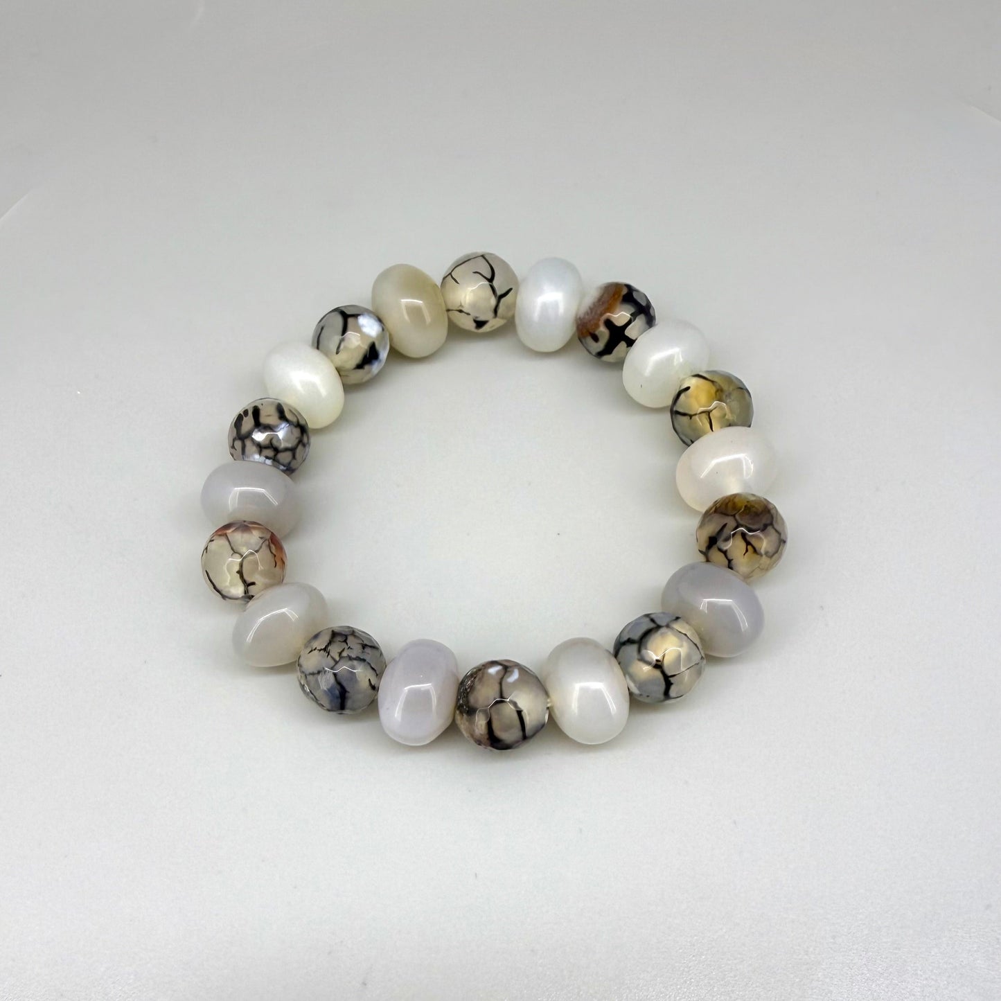 Dragon vein agate and agate beaded bracelet, 17cm, grey and white gemstone beads with vein-like patterns and metal accents on elastic stretch band.